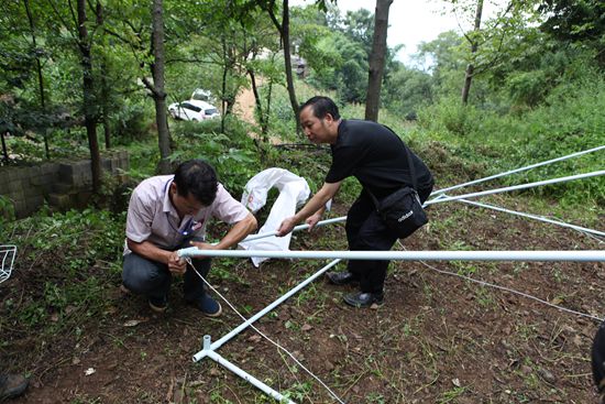 会泽法院副院长张明翔帮助灾民搭建帐篷.jpg