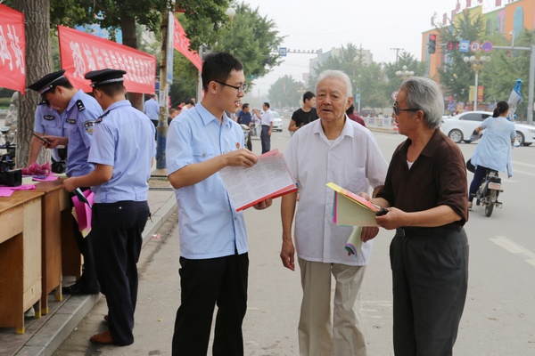 法官向过往行人发放《信访条例》等宣传资料.JPG