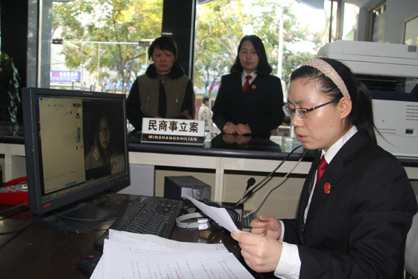 图为 11月12日，该院立案庭法官通过QQ视频，向大学生李某宣读委托书。.jpg