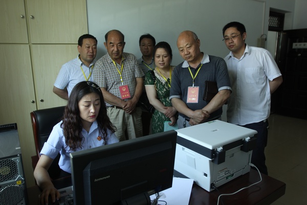 图为6月15日，河南省方城县部分人大代表、律师代表在方城法院执行局查控室视察。.JPG