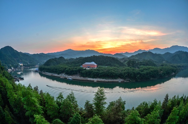 摄影《暮归》广西壮族自治区柳州市融水苗族自治县人民法院黄智.jpg