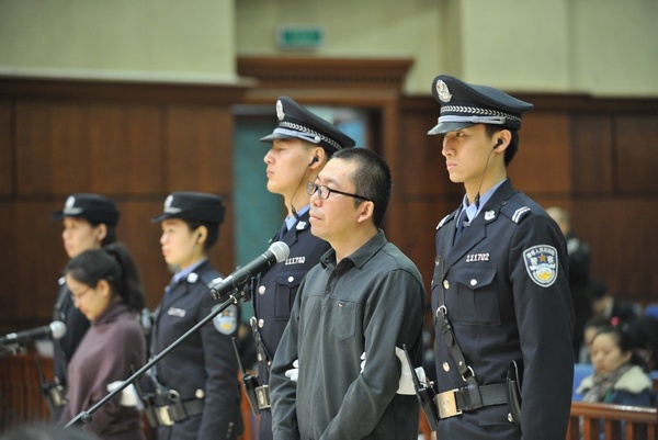 被告人杨秀宇,卢梅在宣判现场